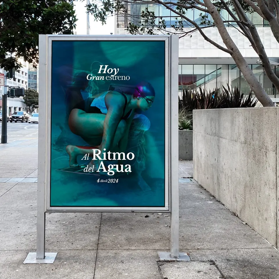 Afiche «Hoy gran estreno» en un mupi