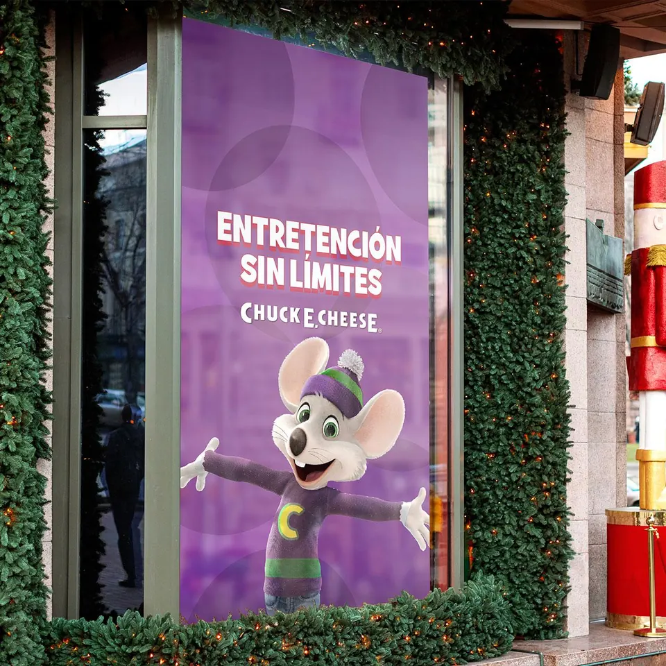 Vitrina de Chuck E. Cheese: «Entretención sin límites»