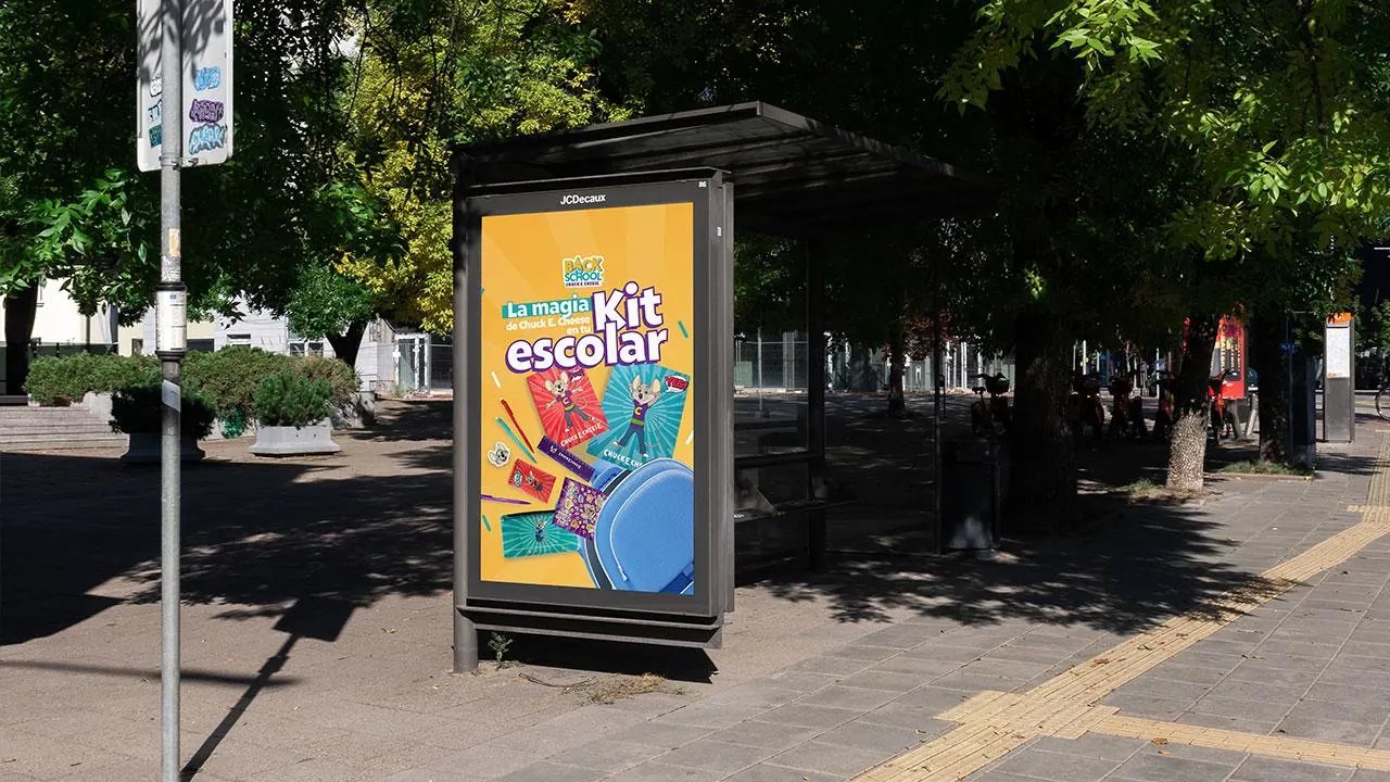 Paradero con la campaña «Kit escolar» de Chuck E. Cheese