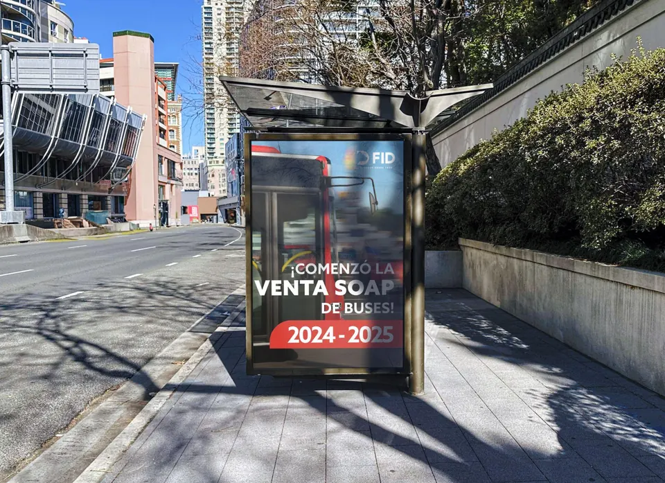 Paradero con la campaña SOAP 2024-2025 de FID Seguros