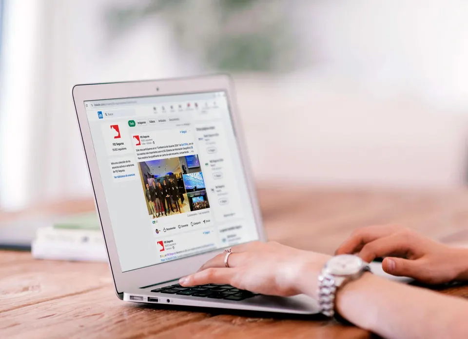 Contenido digital de FID Seguros en un portátil