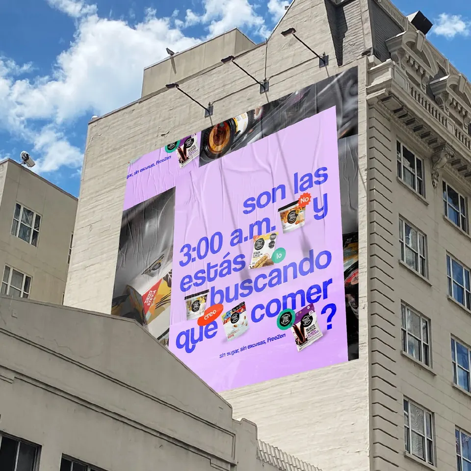 Valla de Freezen en la fachada de un edificio