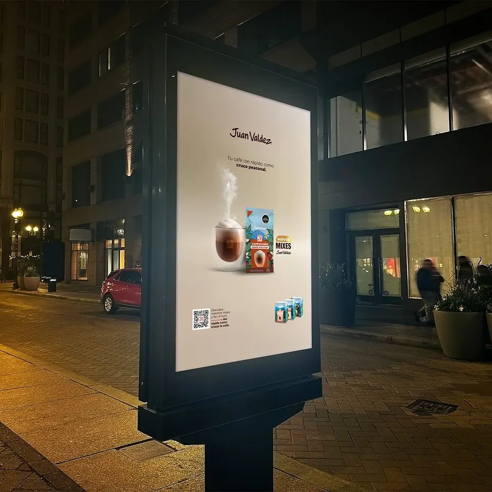 Mupi iluminado de Juan Valdez de noche
