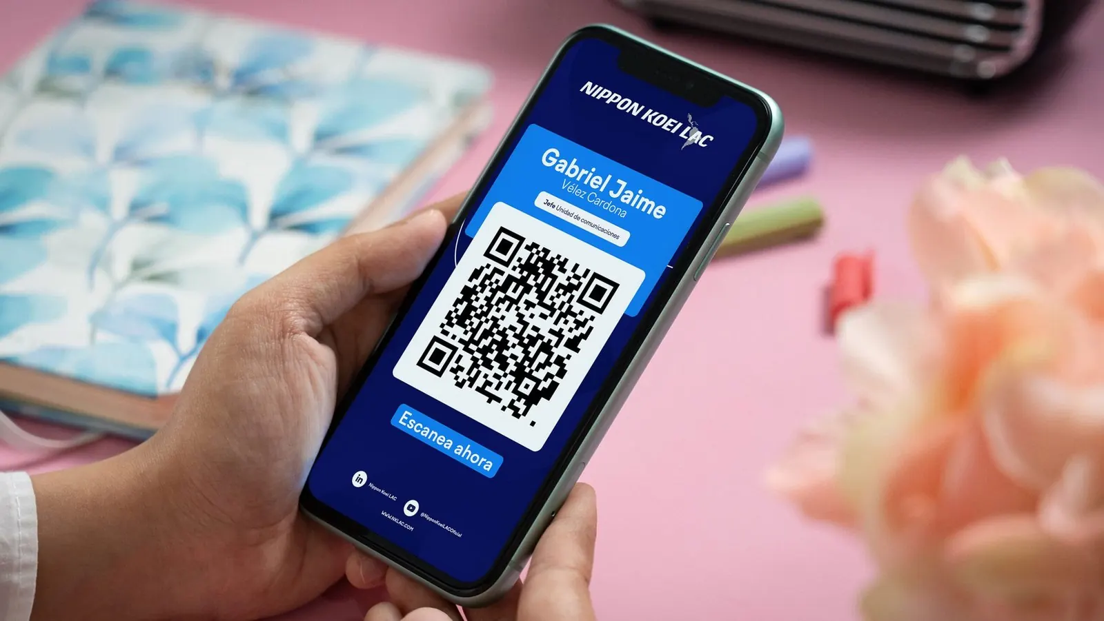 Aplicación digital de la marca Nippon Koei LAC en un celular