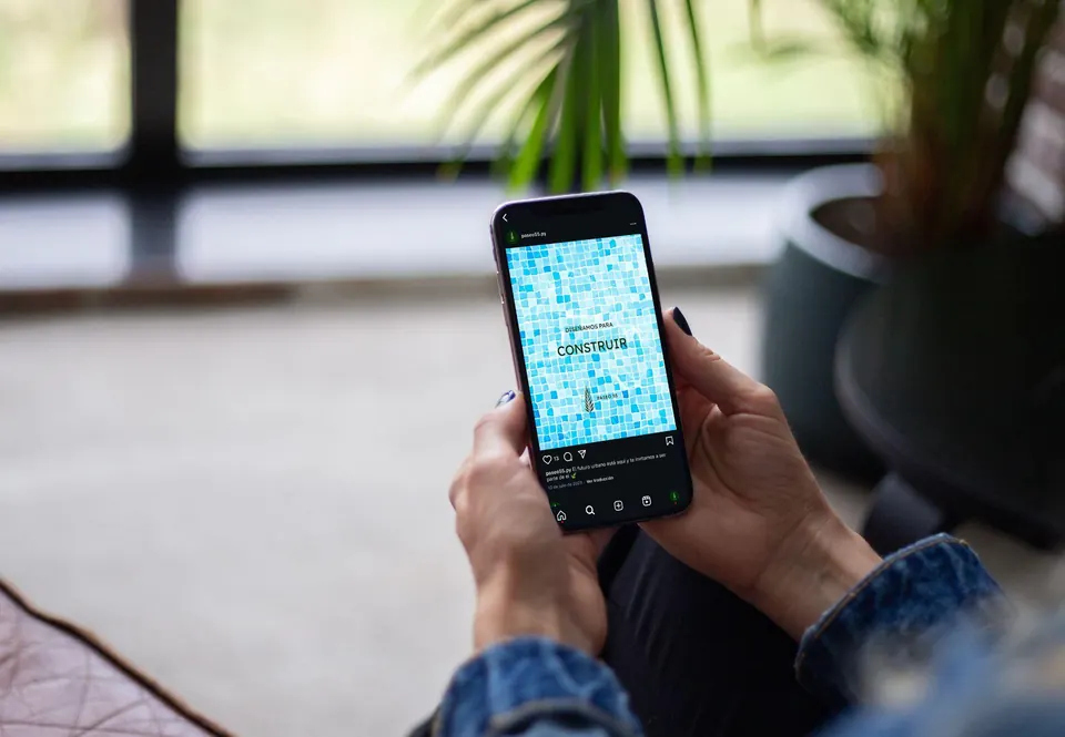 Contenido de Paseo 55 para redes sociales en un celular