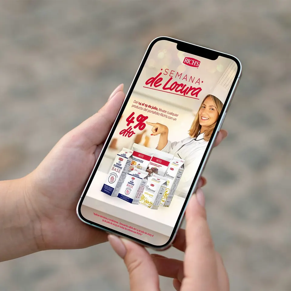 Contenido de Rich's para redes sociales en un celular