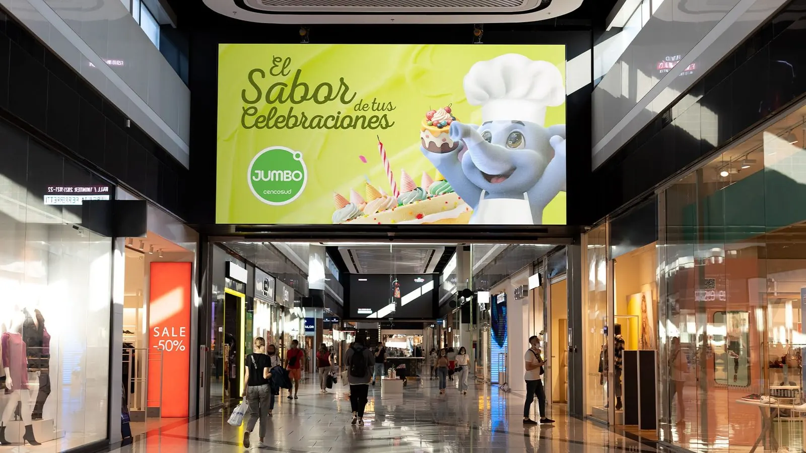 Pantalla con la campaña de Rich's en un centro comercial