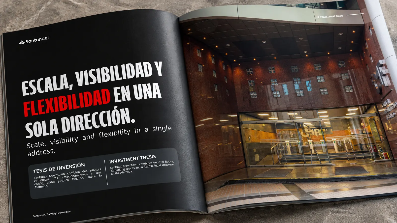 Brochure de Banco Santander abierto con el mensaje «Escala, visibilidad y flexibilidad en una sola dirección»