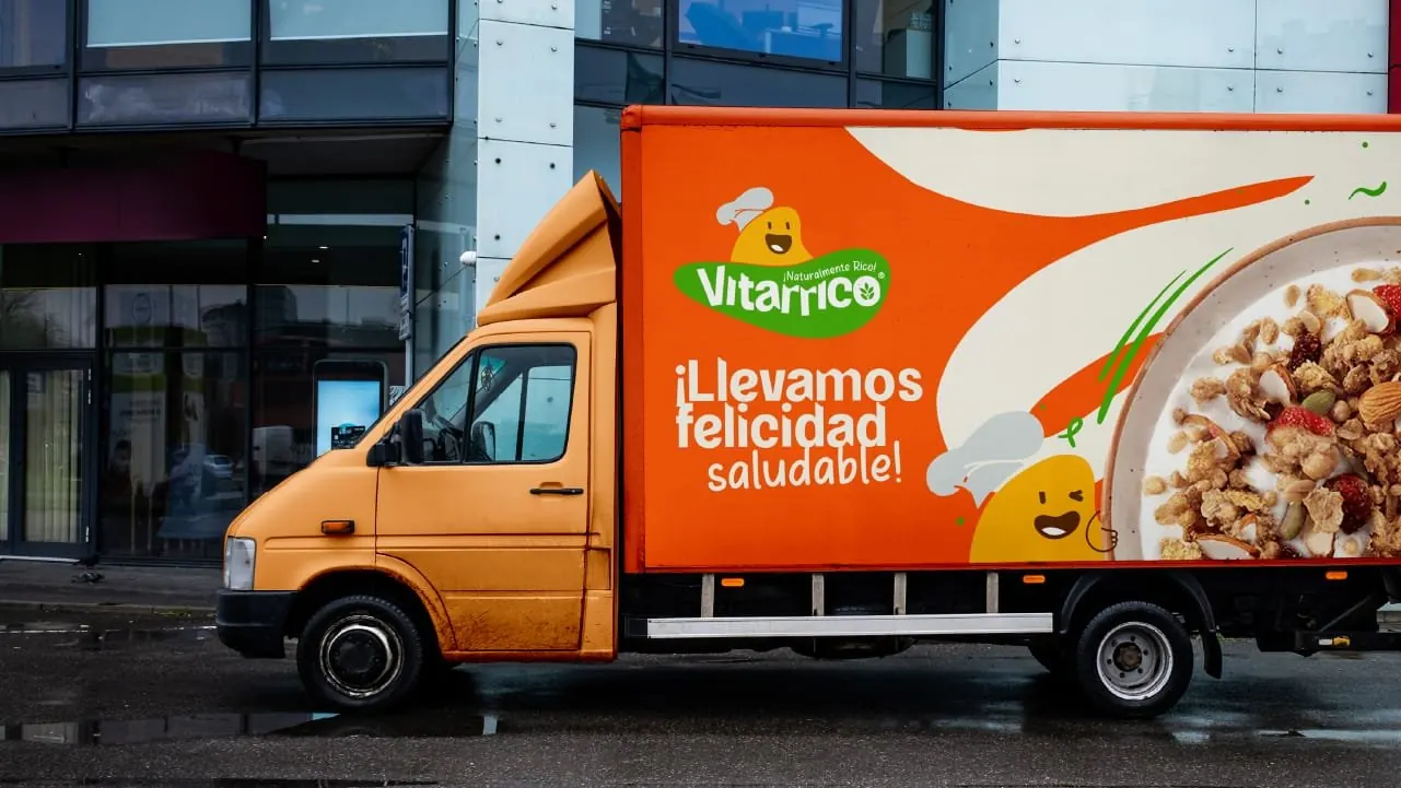 Camión de reparto con la nueva marca de Vitarrico